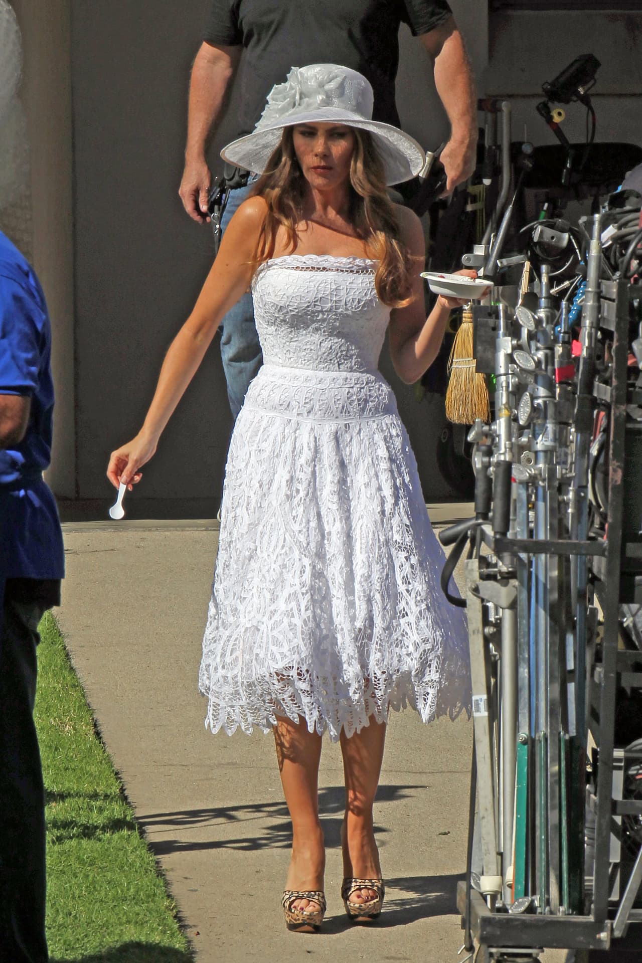 Ese sombrero la hace ver muy linda.