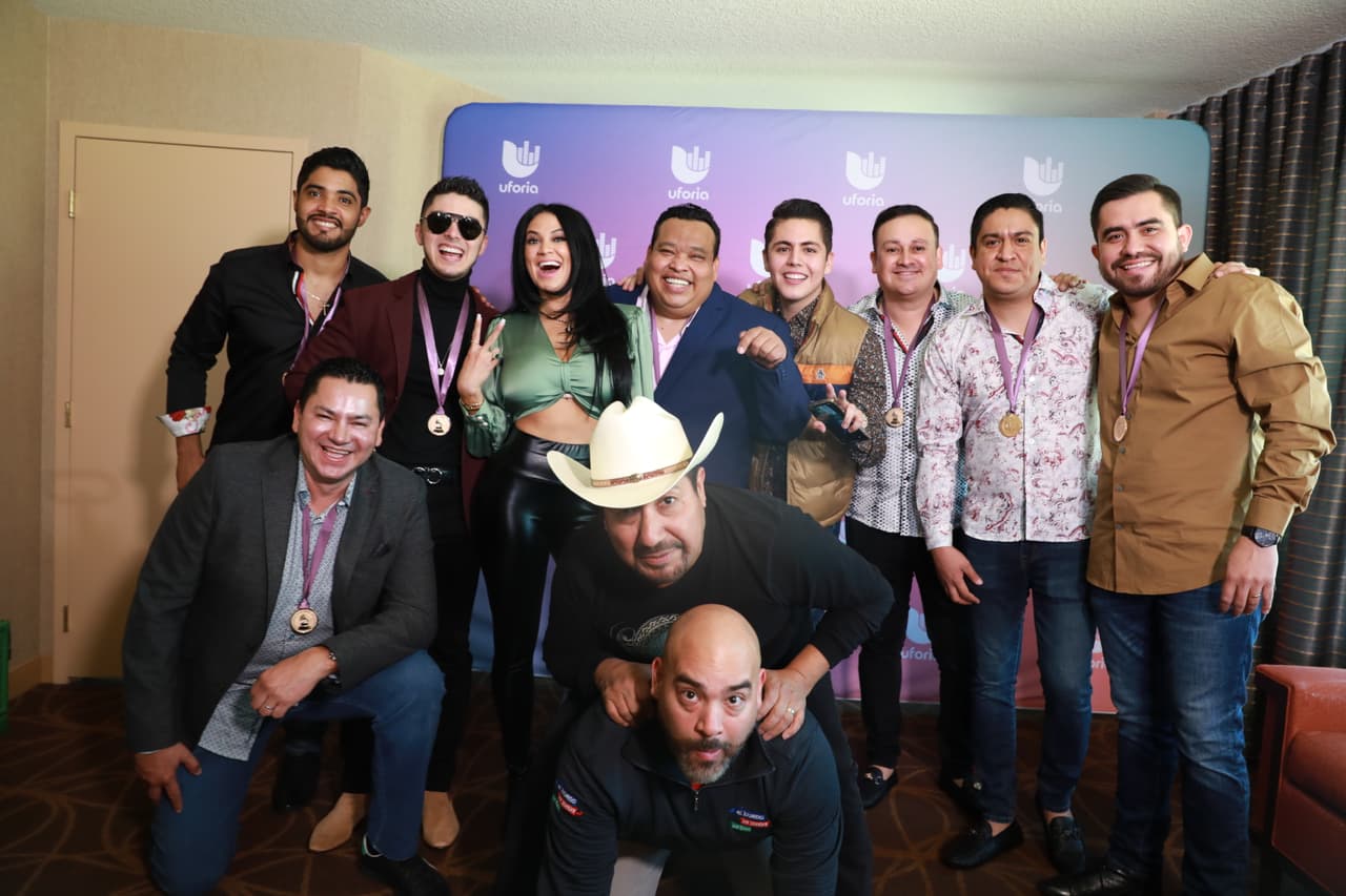 Además, han tenido la oportunidad de entrevistar a algunos de los nominados, incluyendo a Banda Los Sebastianes.