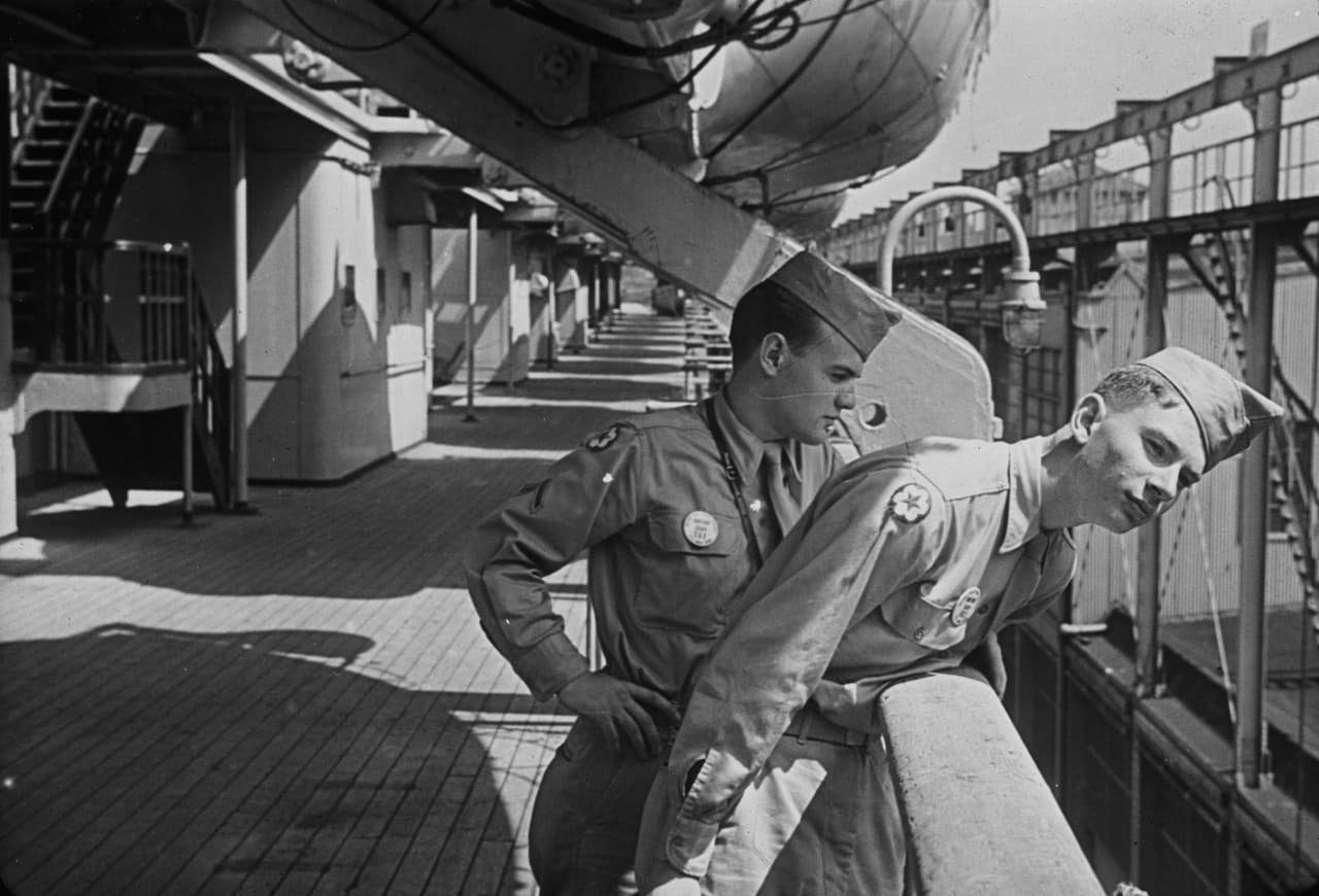 La nave fue pintada de color gris y sus lujosos interiores fueron modificados para alojar a los miles de soldados que viajaban rumbo al frente de batalla.