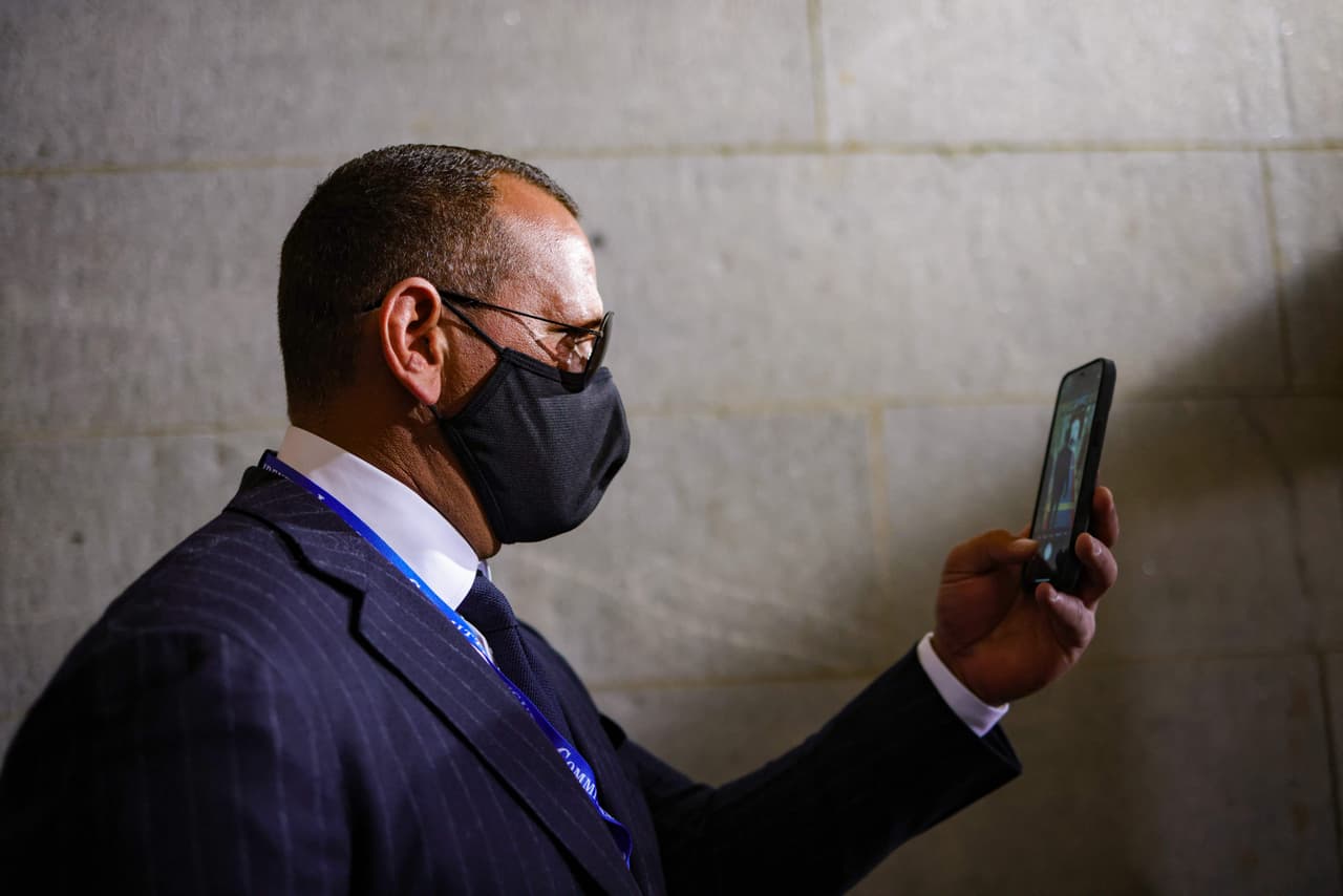 A-Rod, teléfono en mano.