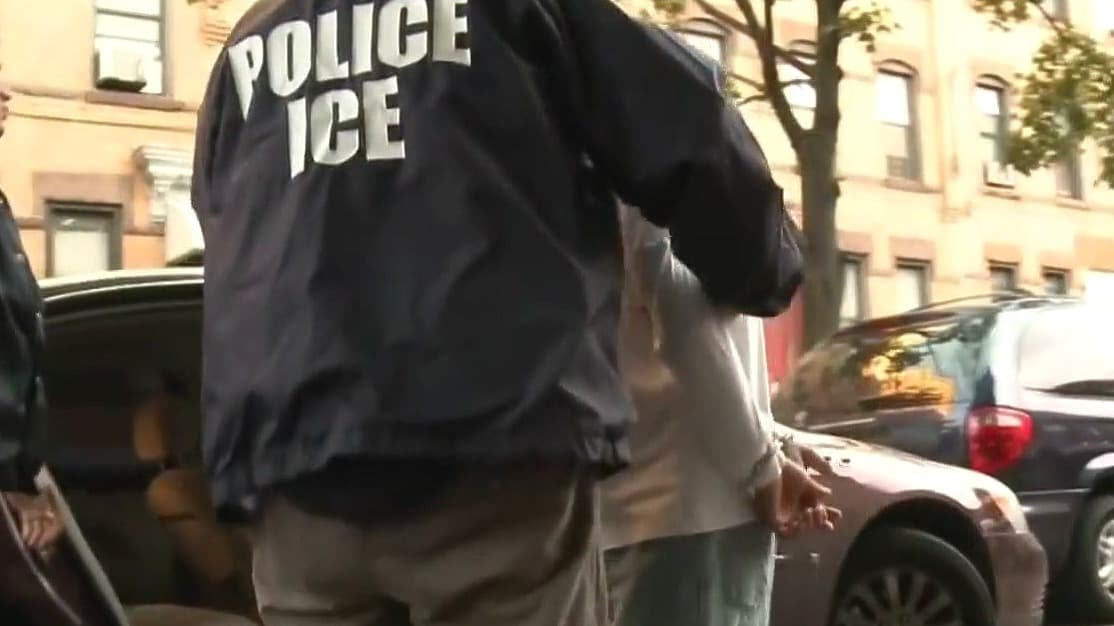 ¿Puede ICE mentir para entrar a su casa? Conozca sus derechos ante las nuevas tácticas de arresto