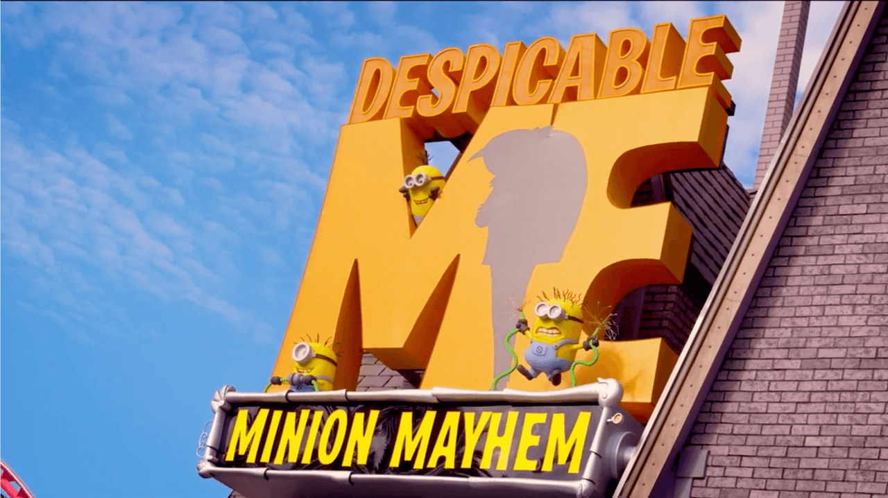 <b>Despicable Me Minion Mayhem:</b> Este simulador es una de las atracciones favoritas de los fanáticos. Te permite convertirte en un minion real y viajar a tráves del laboratio de súper villanos.