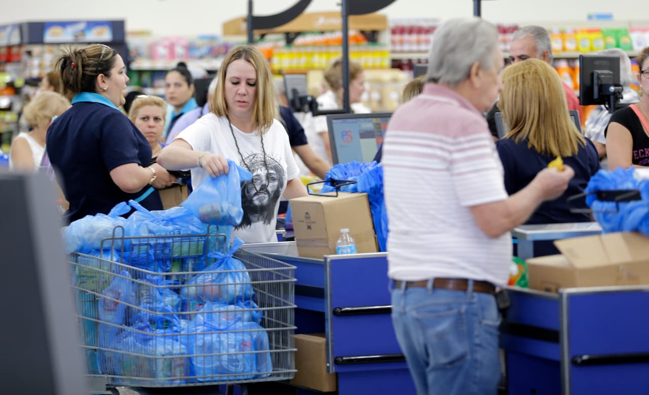 Compras en en un supermercado local en Hialeah, Florida. El huracán Irma llegaría como un peligroso huracán categoría 4 al sur del estado. Irma es una de las más poderosa tormentas registradas en el Atlántico, advirtieron meteorólogos y el Centro Nacional de Huracanes.