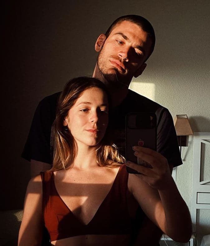 La actriz de 23 años, cumplirá 24 el próximo 20 de abril de 2022, mantiene un relación con el productor ejecutivo Diego Betancor, de 32 años de edad.