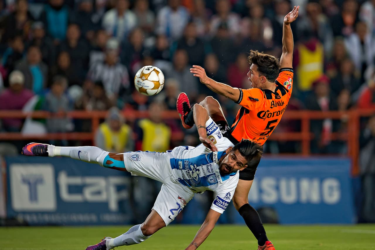 Rayos no dio la impresión de que hace unos meses jugaba en el Ascenso MX, sacó la experiencia, el peso de sus jugadores salió a flote, se apreció a un hondureño Brayan Beckeles cubrir bien a Hirving Lozano; a los mediocampistas peleando todo y arriba a un Edson Puch que hasta jalaba la marca de tres rivales.