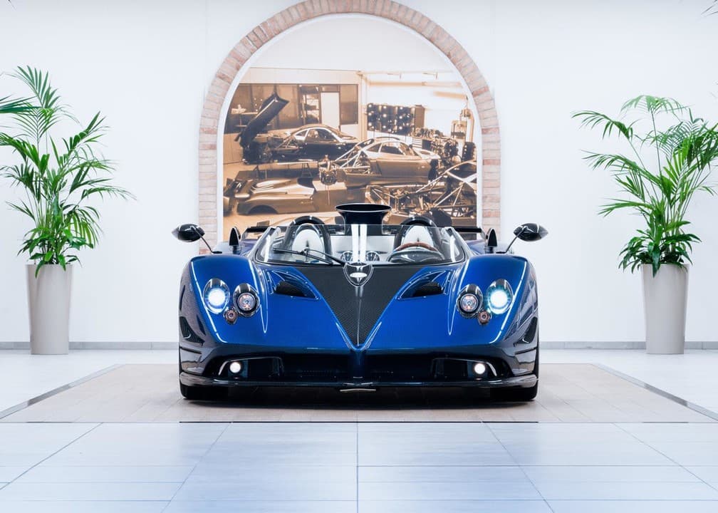 <h3 class="cms-H3-H3">2. Pagani Zonda HP Barchetta</h3>
<br>
<br>
<b>Precio: </b>17.5 millones de dólares
<br>
<br>El Pagani Zonda HP Barchetta es un superdeportivo originalmente hecho de acuerdo a los gustos personales de Horacio Pagani, el propietario de la marca, cuya primera edición le fue obsequiada en su cumpleaños. El corazón del Pagani Zonda HP Barchetta es un enorme motor V12 con 7.3 litros de desplazamiento de aspiración natural fabricado por Mercedes-AMG. Este motor genera 760 caballos de fuerza, está acoplado a una transmisión manual de seis velocidades y es capaz de acelerar de 0 a 60 mph en 3.1 segundos. En algún momento fue considerado como el carro más caro del mundo. 
<br>