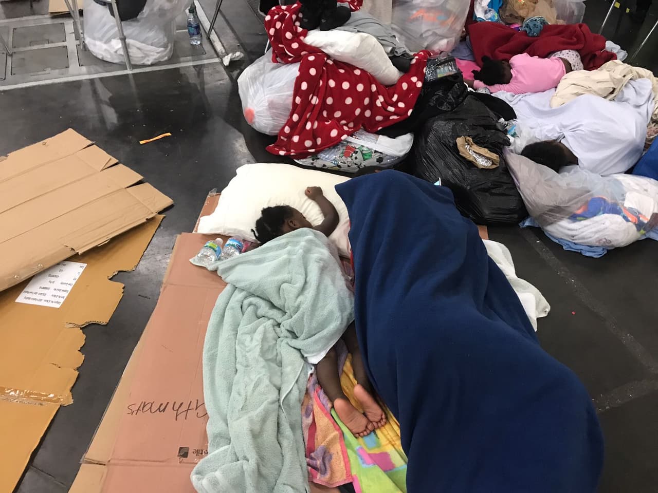 Bob Mayer, responsable del Programa de Desastres de esta organización, indicó a CNN que inicialmente habían colocado 5,000 camas, pero en la actualidad tienen más de 9,000 personas en el interior. Sin embargo algunas personas descansan sobre ele suelo.