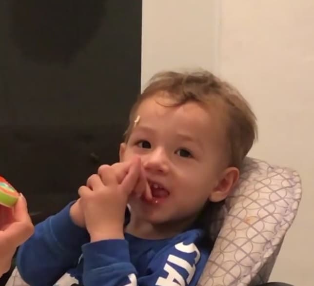 El conductor mexicano también compartió un video en el que aparece su varoncito con huevo en la cara, una situación tierna y graciosa que Alan no dejó pasar.