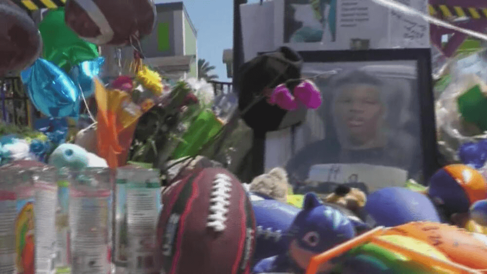 Amigos y familiares realizaron una vigilia en el lugar donde murió Tyre Sampson. Pusieron veladores y rezaron por él.