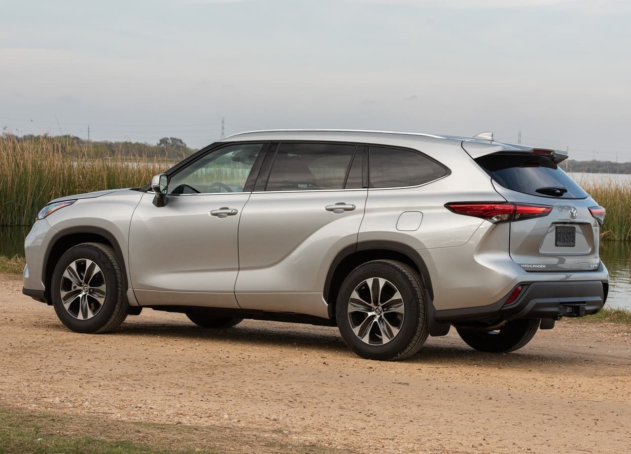 <h3 class="cms-H3-H3"><b>12. Toyota Highlander</b></h3>
<br>
<br>
<b>Precio promedio con 1 año de uso:</b> $30,269
<br>
<b>Precio promedio con 3 años de uso:</b> $28,467
<br>
<b>Precio promedio con 5 años de uso: </b>$22,561