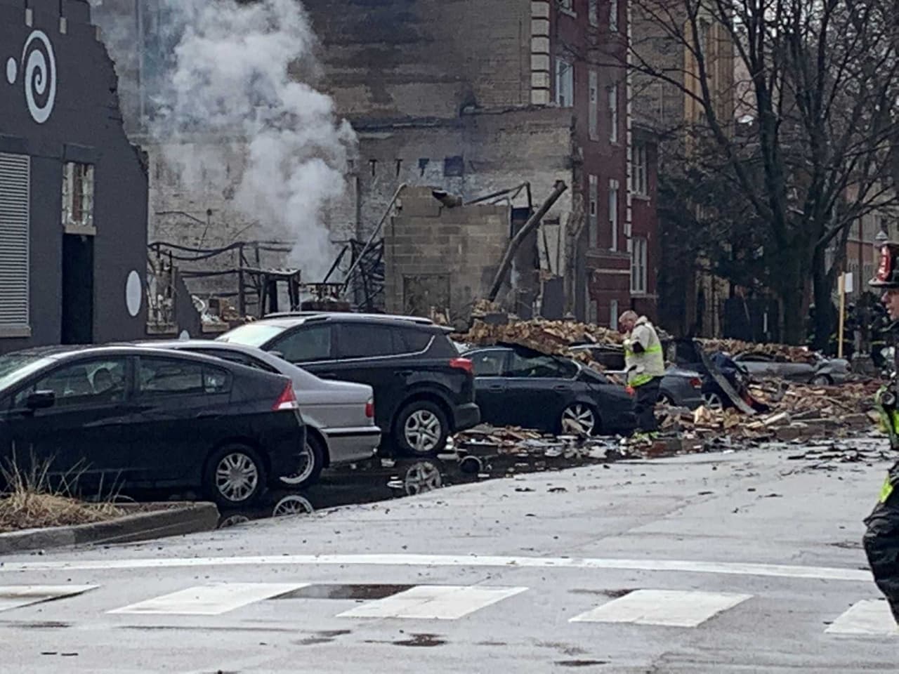 Incendio Albany Park. Las llamas provocaron un derrumbe que cayó sobre vehículos aparcados en una de las calles aledañas.