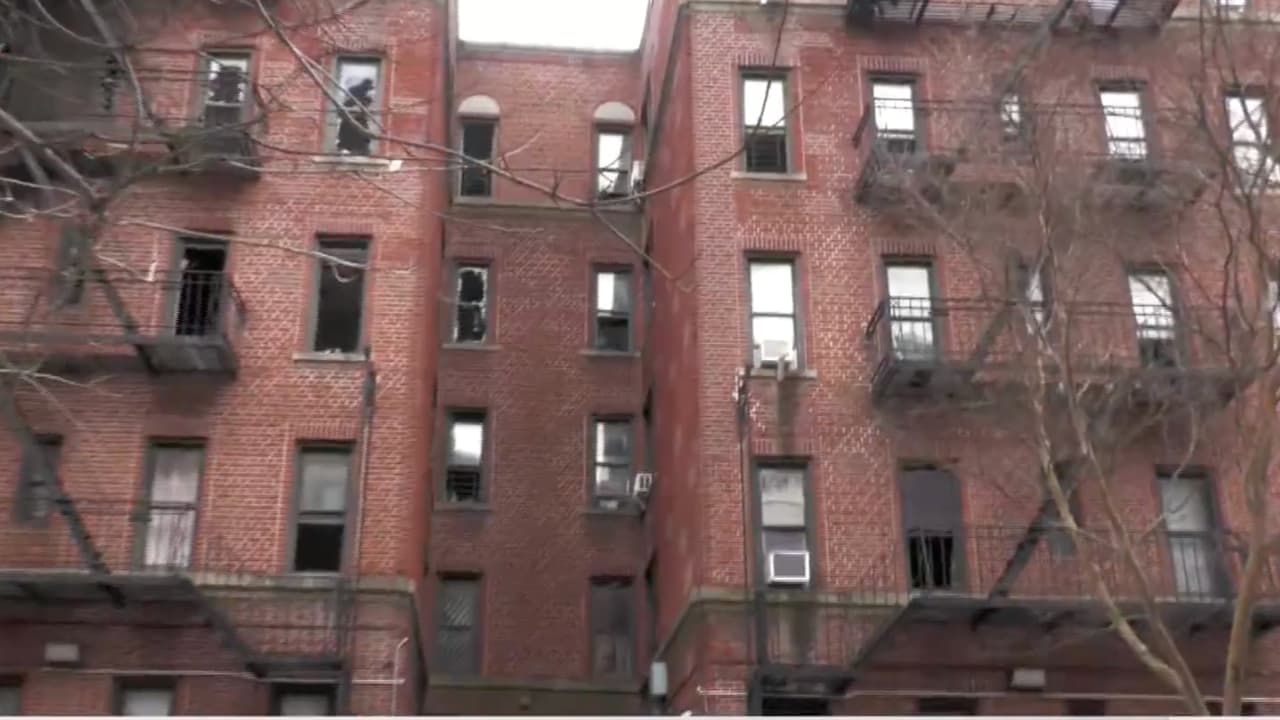 Quema un colchón por accidente e incendia todo su apartamento en el Bronx: 5 heridos