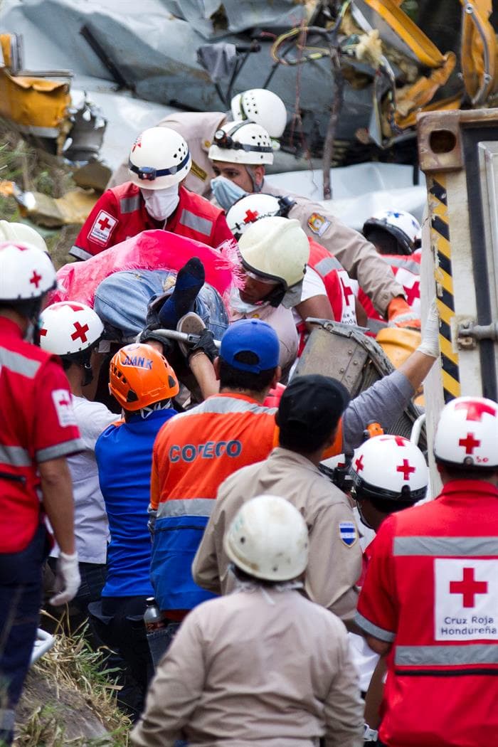 Socorristas hondureños rescatan a las víctimas del accidente ocurrido en el sur de Tegucigalpa.