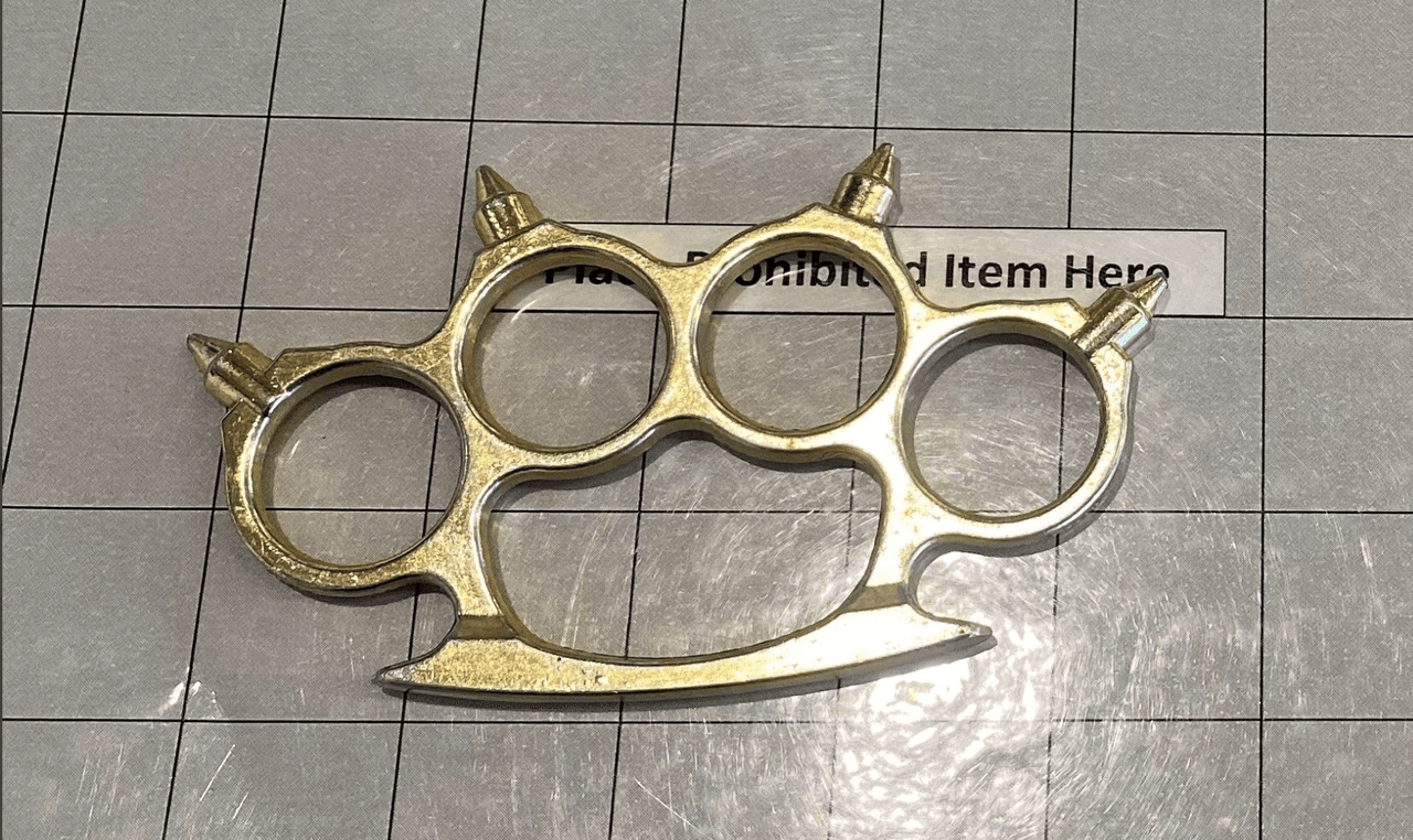 Y, como las manoplas no solamente no pueden pasar en el equipaje de mano, sino que también
<b> son prohibidas en NY</b>, las que llevaba este pasajero se confiscaron. Y a él se lo llevaron detenido.