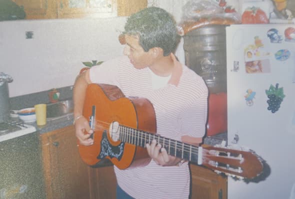 Aquí vemos una foto de Ariel en su adolescencia.