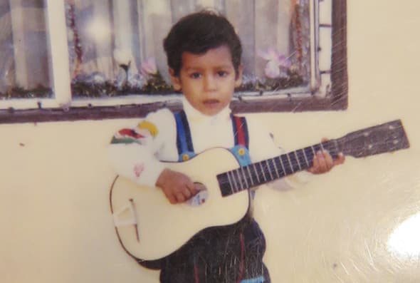 En esta fotografía se ve como de unos ocho años, vestido con su uniforme de la estudiantina de su colegio.