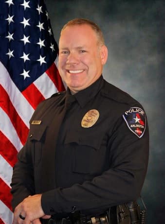 Policía que mató a joven disparó cuatro veces