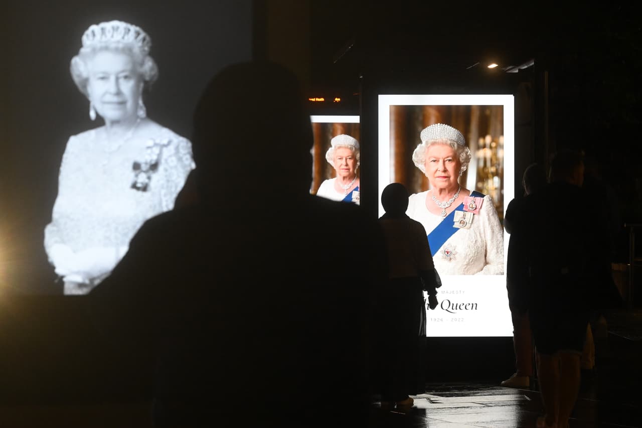 Letreros digitales que han sido desplegados en paradas de autobús en Londres en memoria de la reina Isabel II.