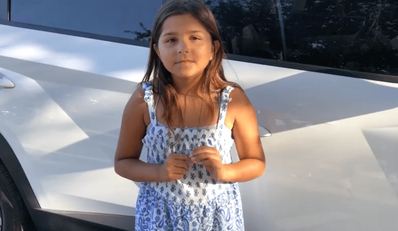 "Es una mala escuela": niña sobreviviente de Uvalde usa el mismo traje que vistió el día de la masacre