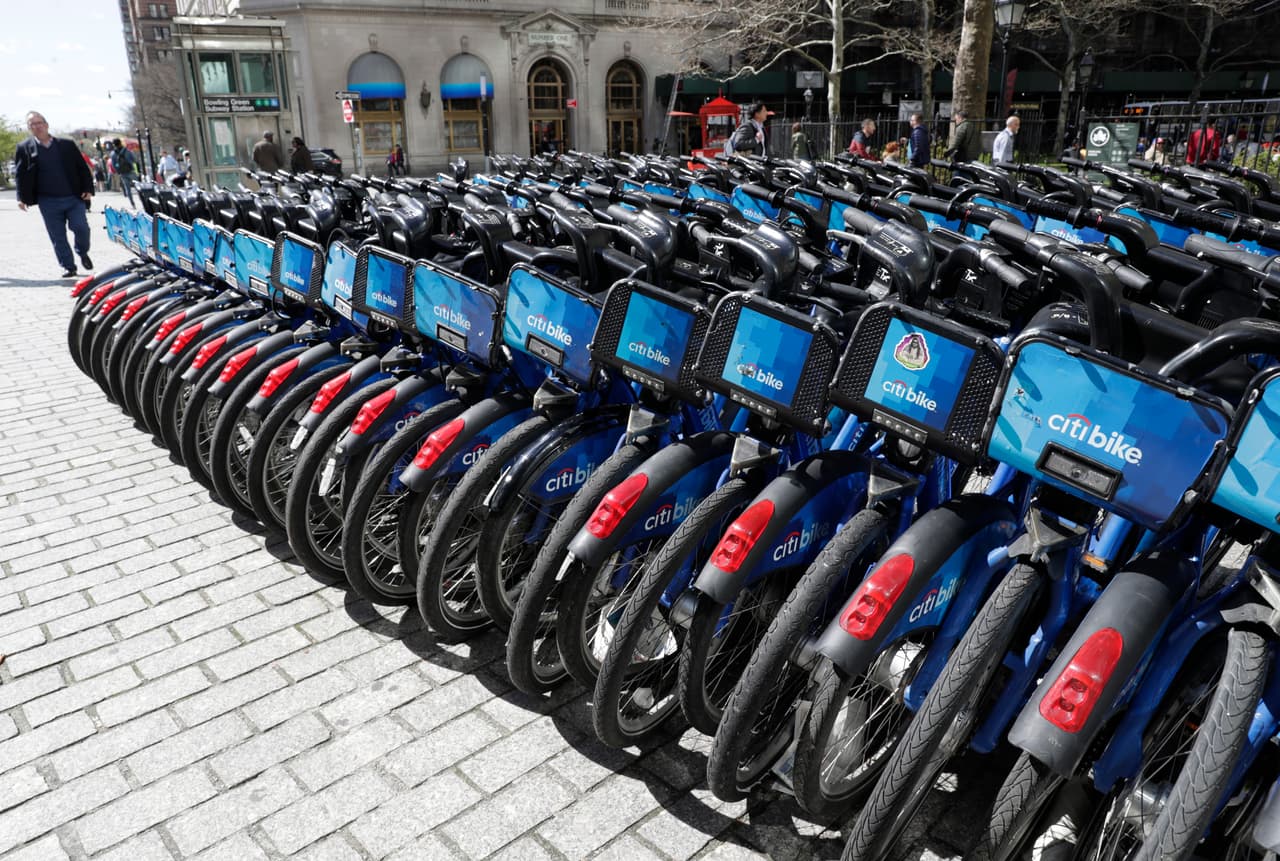 El sistema fue propuesto en 2008, la primera estación estaba programada para abrir en 2011, pero el huracán Sandy postergó su inauguración.