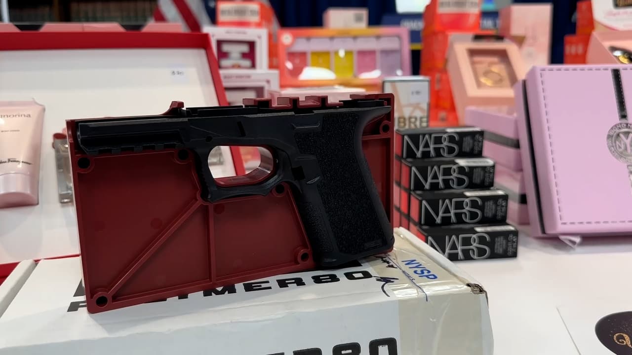 Eran vendidos a través de la empresa Yvelisse Fashion, LLC y de una boutique física llamada Yvelisse Fashion en Santiago, República Dominicana.
<br>