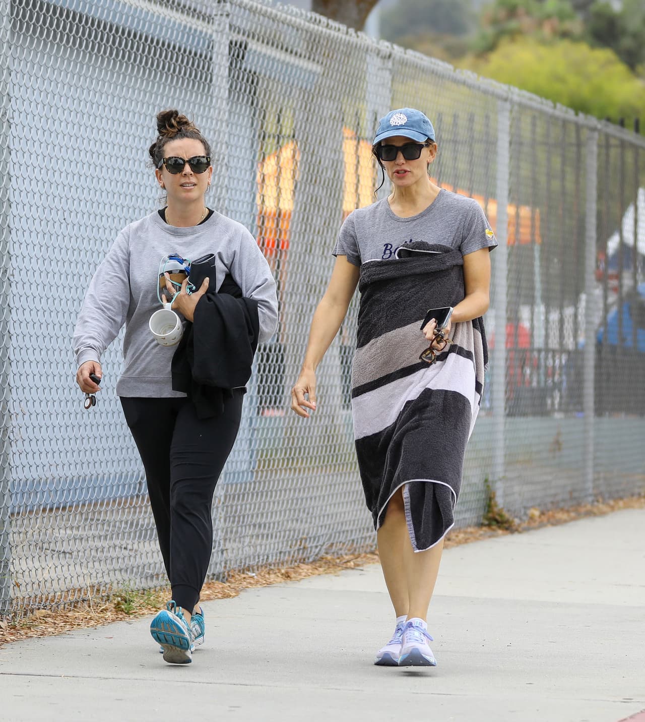 A la ex del artista se le vio envuelta en una toalla y según el medio británico estaba acompañada de una amiga.
<br>