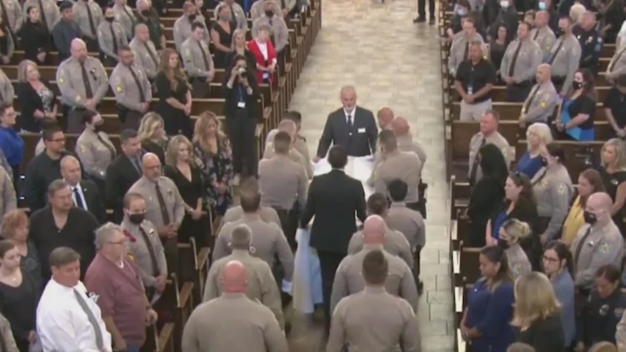 Desde tempranas horas agentes de diferentes fuerzas del orden y miembros de la comunidad llegaron a la iglesia donde fueron los funerales del oficial Juan Miguel Ruiz, que estuvieron llenos de emotivos momentos.