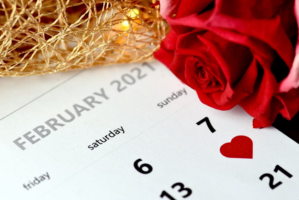 Por ejemplo, el 14 de febrero del 2022, cuando tú sumas el catorce, o sea, uno y cuatro, cinco, con febrero, que es el dos, cinco, y dos, siete, y el año dos mil veintiuno, el resto te da el cuatro, el del razonamiento.