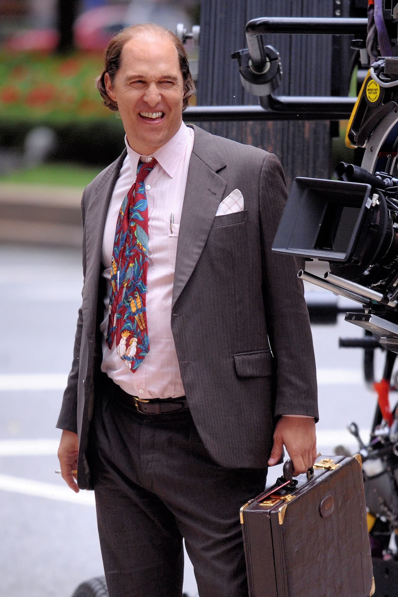 El actor deja atrás su imagen de galán una vez más para 'Gold'.