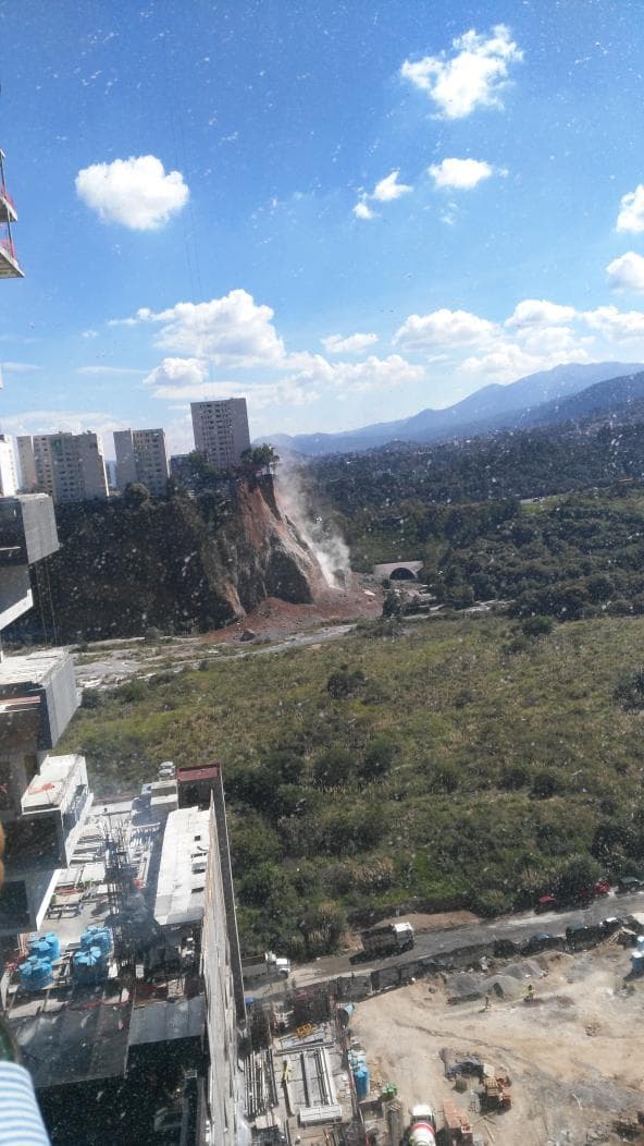 Esta es una de las imágenes de la construcción que la artista hizo circular en su cuenta de Twitter, donde sus seguidores de inmediato expresaron su solidaridad.