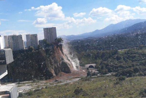 Aquí se puede apreciar que dichos edificios podrían ceder en cualquier momento al alúd y derrumbarse, lo que ocasionaría pérdidas millonarias.