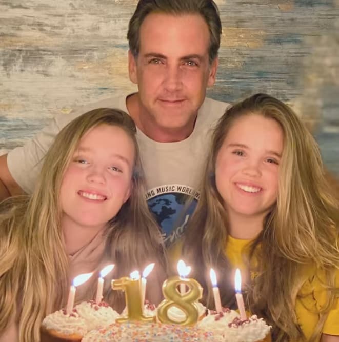 La aceptación que ha tenido se vio reflejada en 
<a href="https://www.univision.com/famosos/karina-banda-carlos-ponce-boda-religiosa-vestido-novia-fotos">su "boda secreta"</a> con el galán de telenovelas durante la pandemia, pues las gemelas fueron testigos de su unión, en una ceremonia totalmente privada.