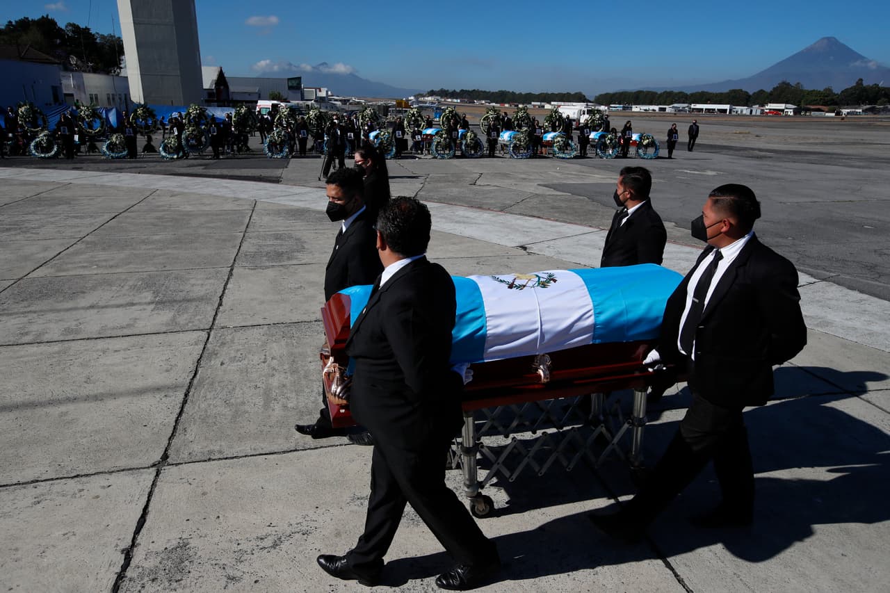 Luego de un acto protocolar en el que el presidente Alejandro Giammattei dará sus condolencias, los cuerpos viajarán a sus comunidades para recibir homenajes e iniciar los velatorios. Los propios familiares, residentes del departamento guatemalteco de San Marcos, fronterizo con México,
<a href="https://www.univision.com/noticias/inmigracion/sin-confirmacion-guatemaltec"><u>avisaron a las autoridades mexicanas que algo andaba mal cuando perdieron la comunicación</u></a>.