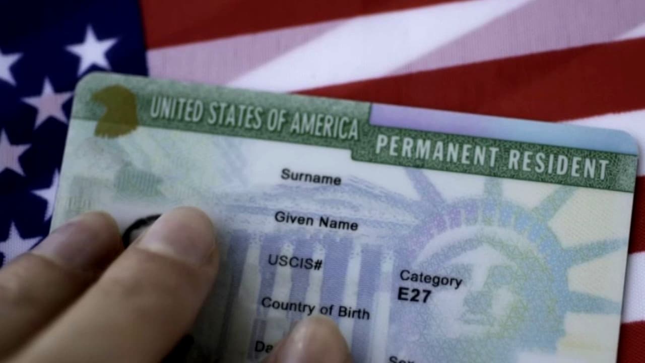 ¿Se acabó el ajuste de estatus dentro de EEUU? Experto aclara el memorándum de USCIS