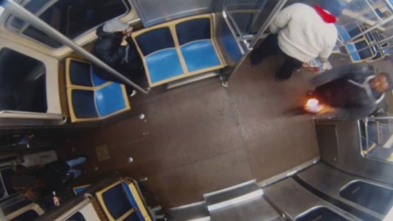 Acusado de prender fuego a una mujer en la línea azul del tren en Chicago se declara “no culpable”