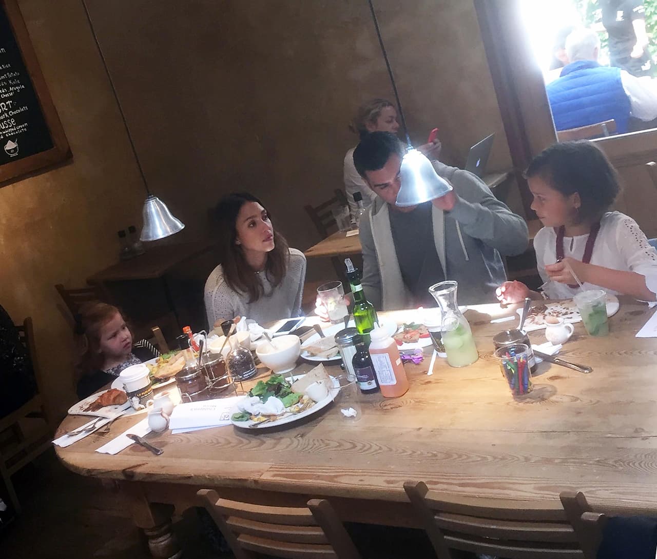 La familia disfrutó de un rico almuerzo.