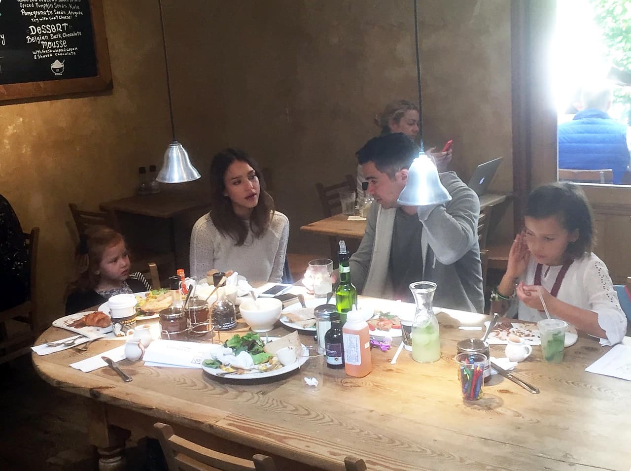 Los fotógrafos los siguieron inclusive en su comida.