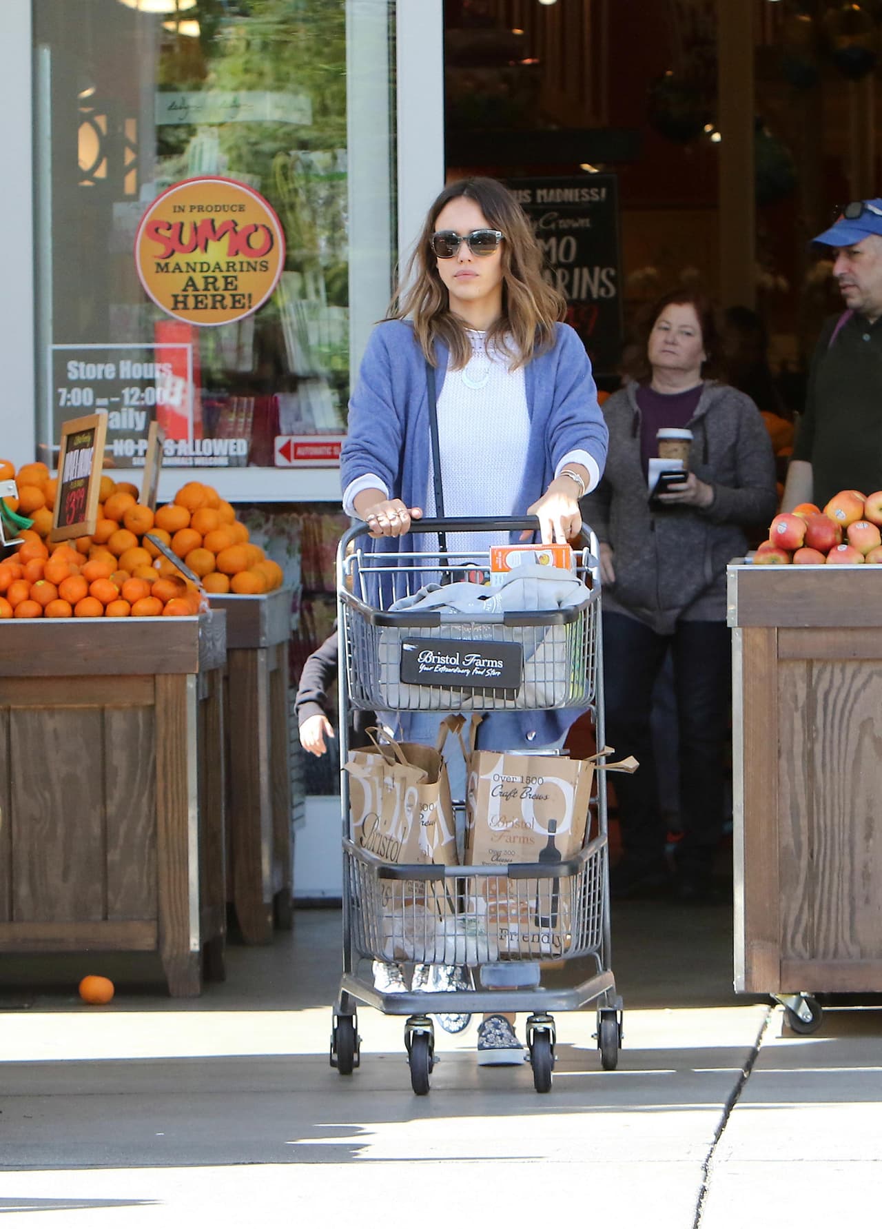 Los fotógrafos siguieron a Jessica Alba en un lindo día familiar.