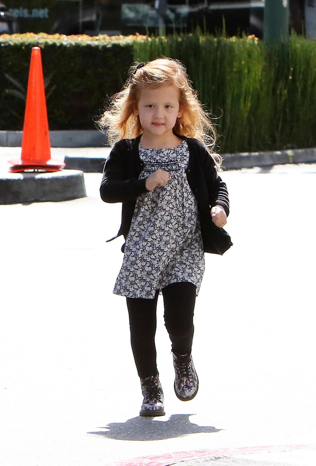 Mientras tanto, su hermanita dio la mejor de sus sonrisas.