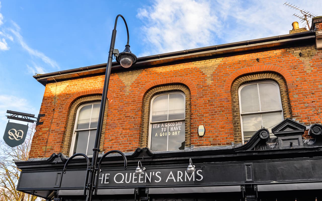 <h3 class="cms-H3-H3">17. Walthamstow, Londres, Reino Unido</h3>
<br>
<br>Para los londinenses, Walthamstow tiene un poco de reputación. Es donde todos tus amigos se mudaron hace cinco años: el lugar con más cochecitos que personas, donde las calles están inundadas de IPA de lúpulo, pizza de masa fermentada y plantas de interior muy caras. Pero aquí no es solo donde la gente que no tiene dinero para ir a Hackney va a tener hijos: hay mucho qué hacer, mucha gente agradable lo llama hogar y es un verdadero centro creativo, un lugar donde se hacen diversas actividades de entretenimiento. 
<br>