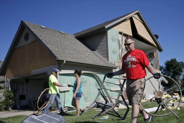 Cientos de voluntarios trabajan para restaurar Coal City