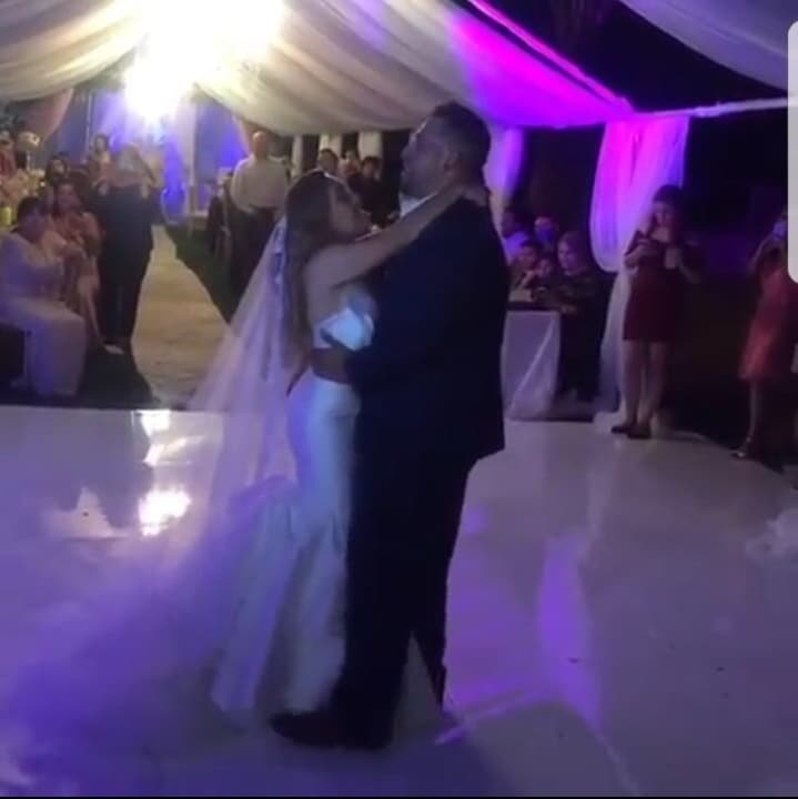 En una fiesta íntima con su familia y amigos más cercanos, sus tres hijos fueron los pajes de la ceremonia.