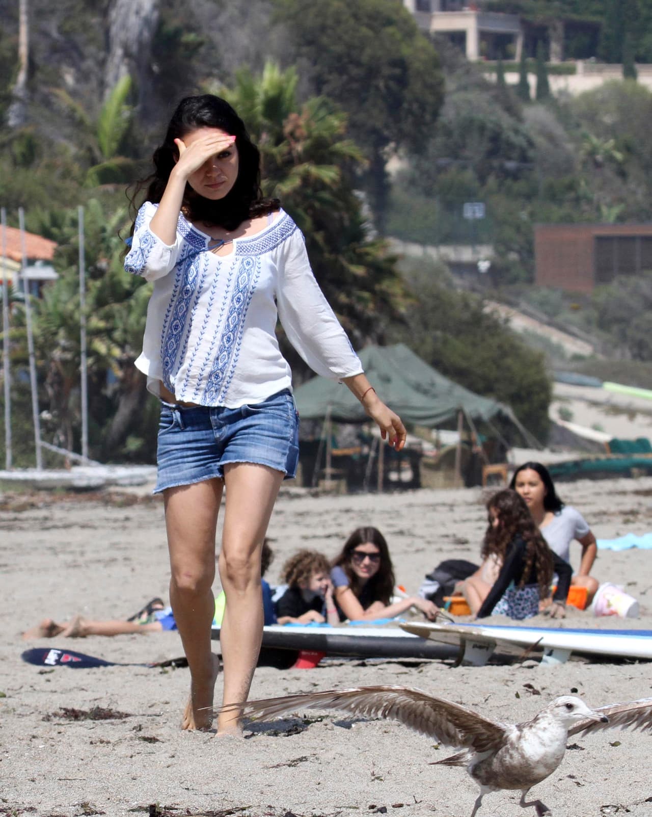 Así cubre su pancita de embarazo Mila.