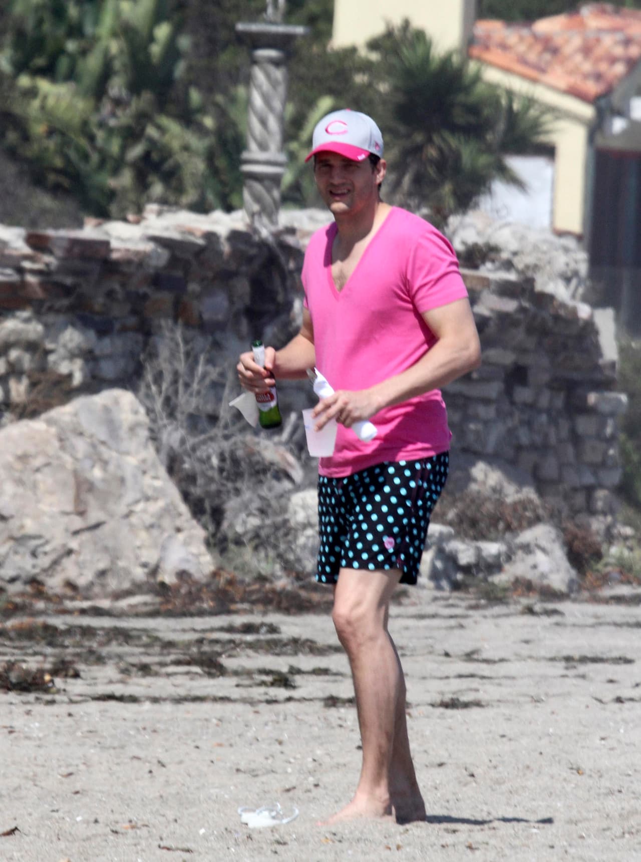 Él tomó una cerveza y a ella le llevó agua helada.