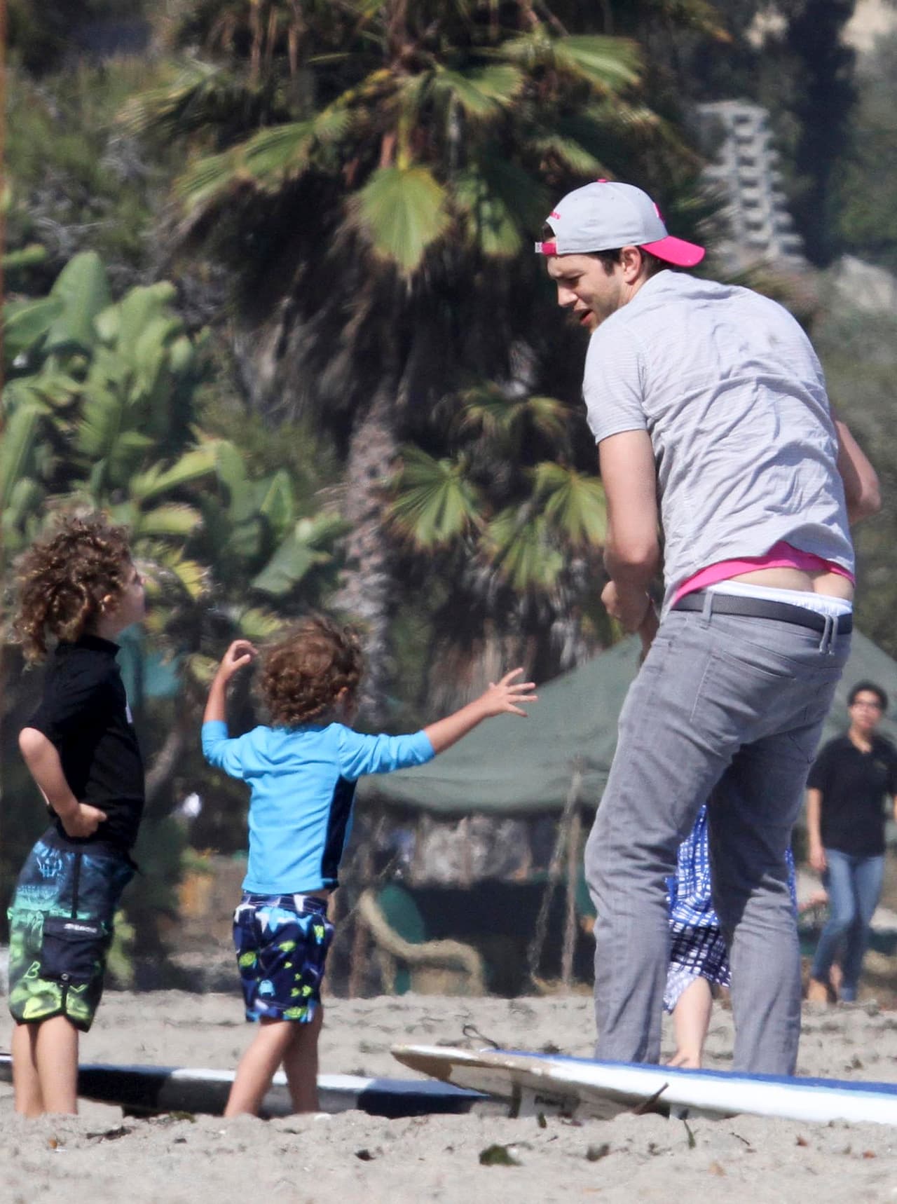 Los pequeños querían que el "tío Ashton" los cargara.