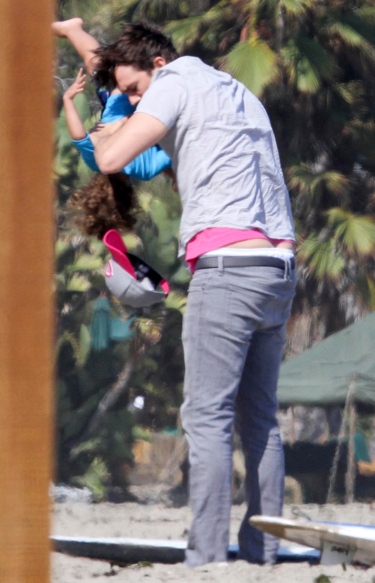 ¡Aunque casi se le bajan los pantalones al famoso!