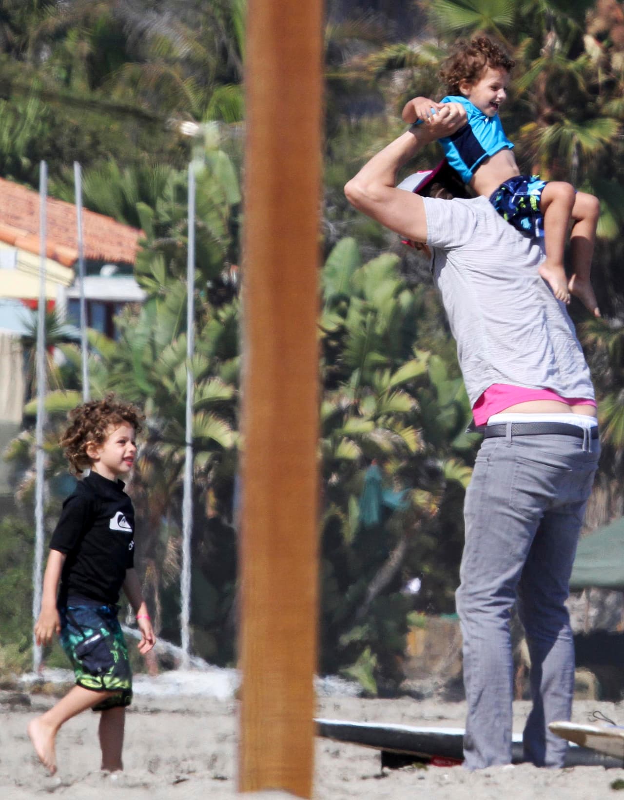 Los cargaba sobre sus hombros y luego giraba con ellos.