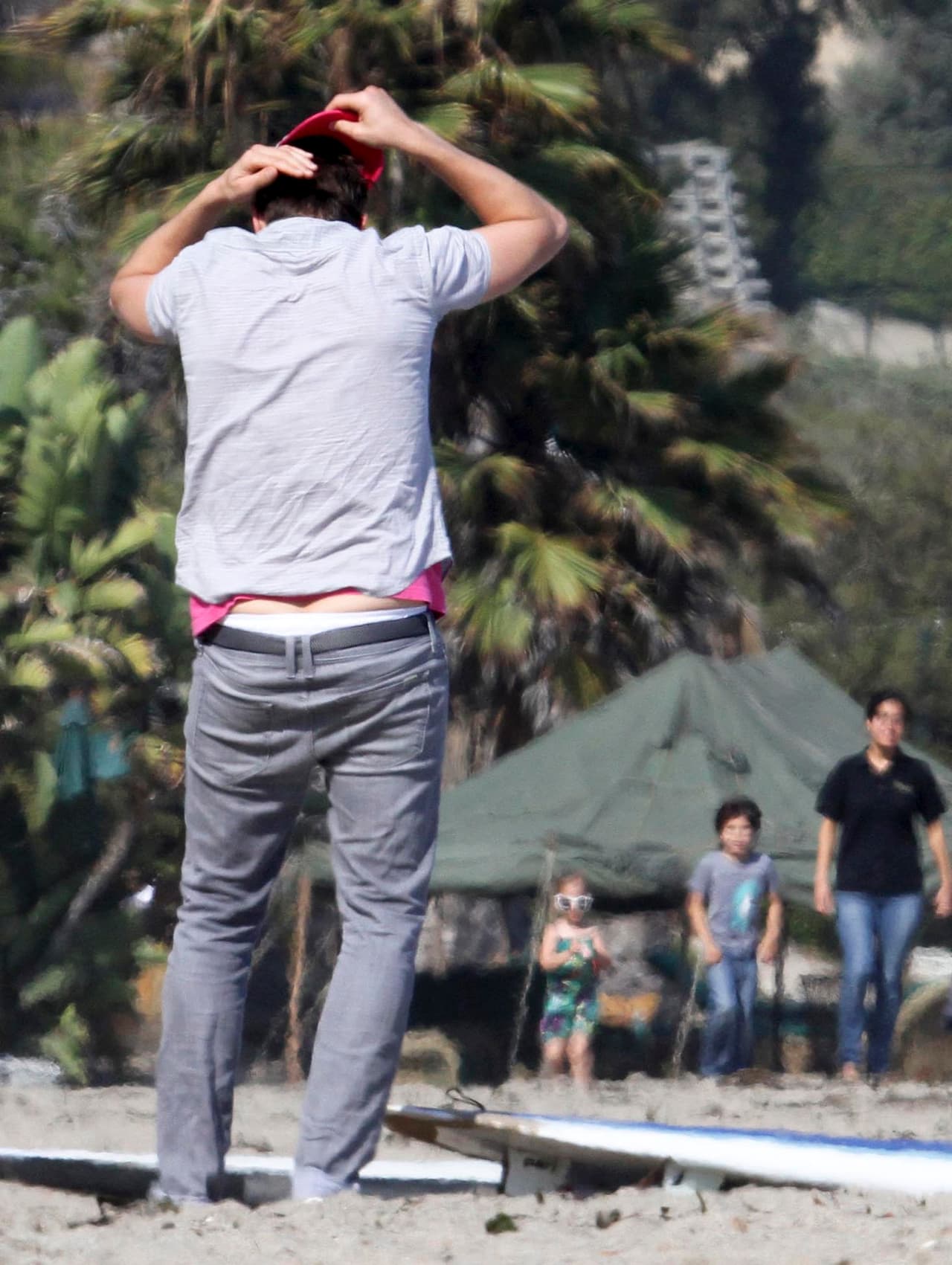 ¡A arreglarte esos pantalones, Ashton!