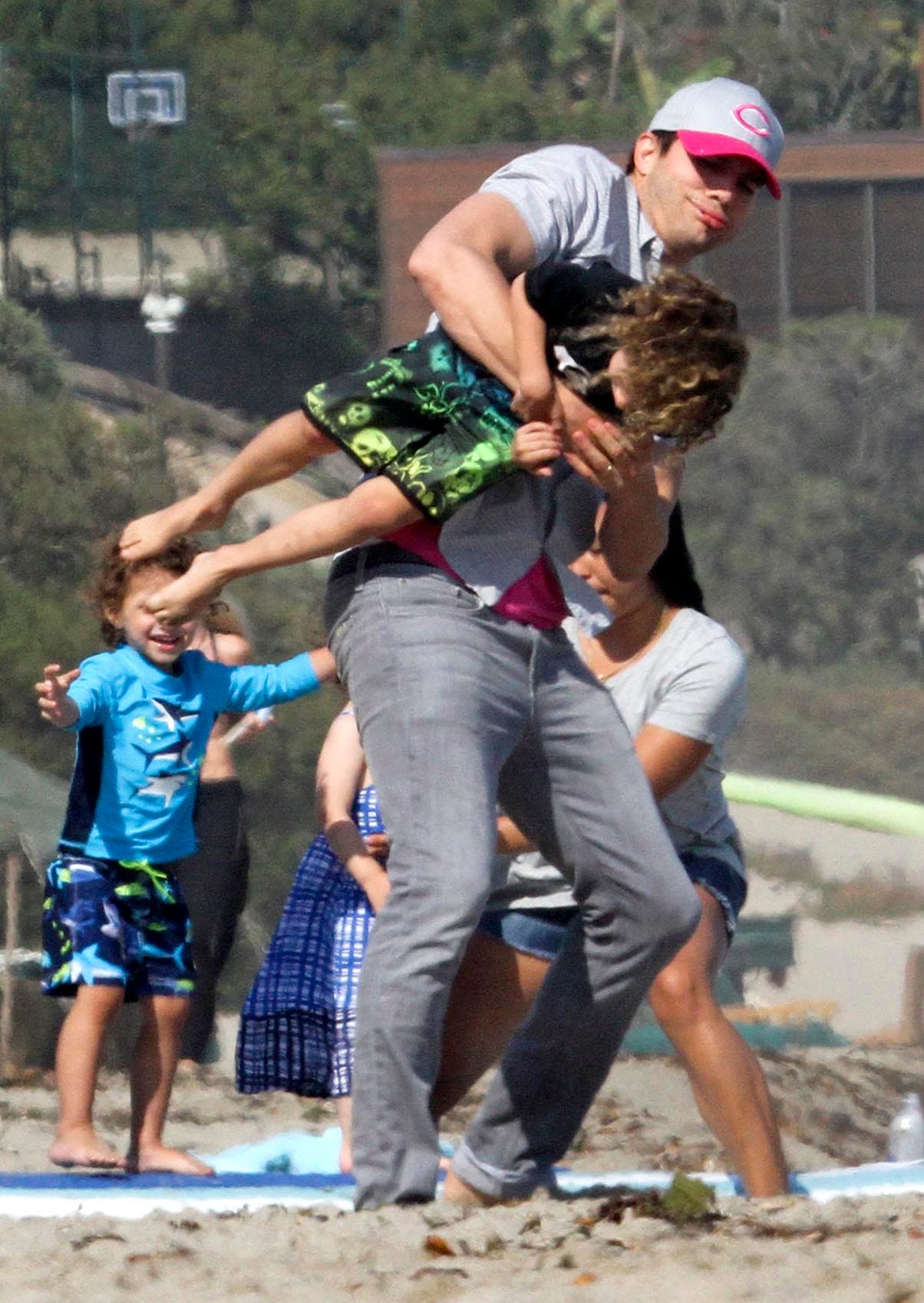 Los cargaba y les daba vueltas. ¡Cuánta diversión!