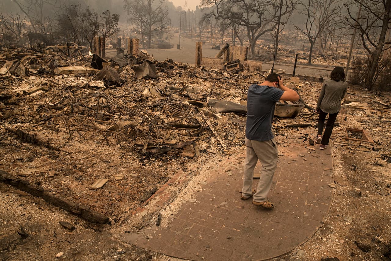 Un residente de Santa Rosa explora su propiedad destruida por el fuego.